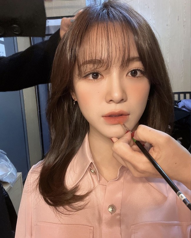 Kini, Kim Sejeong mulai fokus berakting meskipun beberapa kali merilis single terbaru. Drama Korea A Business Proposal mengikuti kisahnya pergi kencan buta untuk menggantikan sahabatnya. Namun pria yang ditemuinya adalah CEO perusahaan tempatnya bekerja dan ingin menikahinya. Foto: dok. Instagram @clean_0828