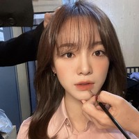 Kini, Kim Sejeong mulai fokus berakting meskipun beberapa kali merilis single terbaru. Drama Korea A Business Proposal mengikuti kisahnya pergi kencan buta untuk menggantikan sahabatnya. Namun pria yang ditemuinya adalah CEO perusahaan tempatnya bekerja dan ingin menikahinya. Foto: dok. Instagram @clean_0828