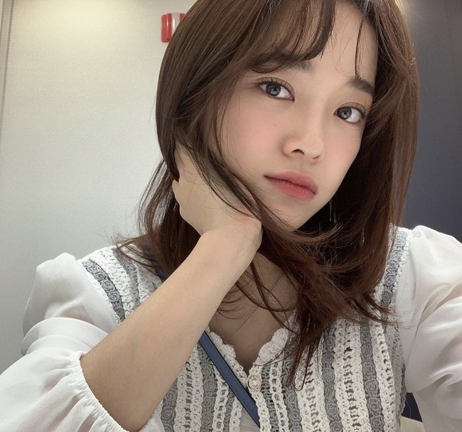 Dari acara Produce 101, Kim Sejeong dikenal serba bisa dan mendapat julukan ‘God Sejeong’. Pasalnya dia memiliki potensi sebagai vokalis utama dan kepribadian yang menyenangkan. Kim Sejeong juga membantu kontestan lain yang mengalami kesulitan. Foto: dok. Instagram @clean_0828