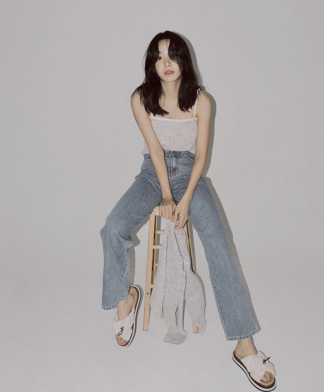 Namanya kian melambung setelah membintangi drama Korea The Uncanny Counter di mana Kim Sejeong berperan sebagai pemburu iblis bersama Jo Byung Gyu, Yoo Jun Sang, dan Yeom Hye Ran. Foto: dok. Instagram @clean_0828