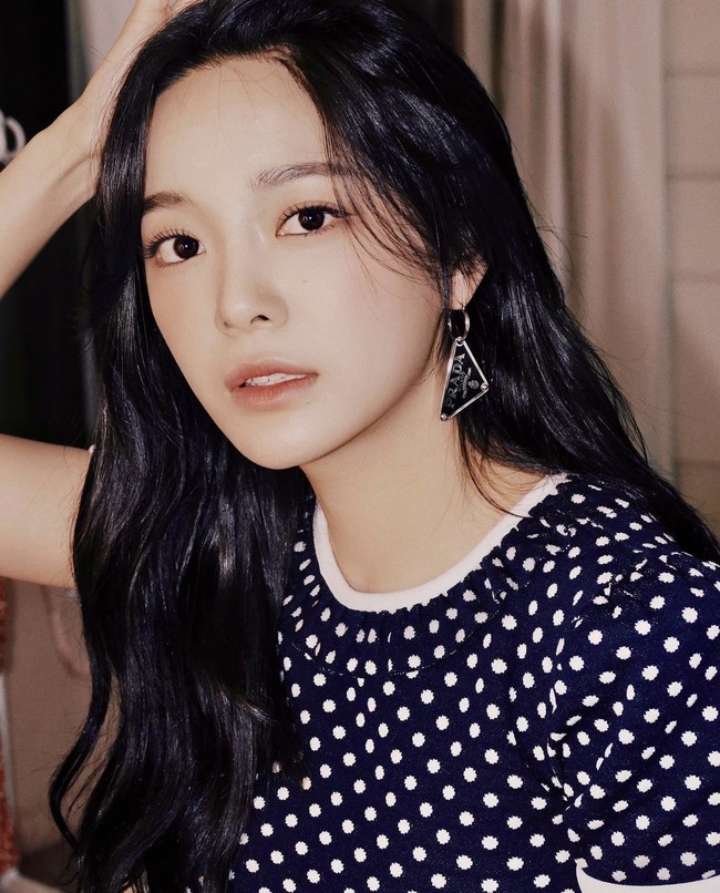 Mahasiswa Hanyang Women’s University ini pernah digosipkan berpacaran dengan Sehun EXO karena kedekatan mereka sebagai member variety show Busted. Menyusul komentar kebencian yang diterimanya, Kim Sejeong angkat bicara dan menegaskan hubungan mereka sebatas teman. Foto: dok. Instagram @clean_0828