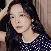 Mahasiswa Hanyang Women’s University ini pernah digosipkan berpacaran dengan Sehun EXO karena kedekatan mereka sebagai member variety show Busted. Menyusul komentar kebencian yang diterimanya, Kim Sejeong angkat bicara dan menegaskan hubungan mereka sebatas teman. Foto: dok. Instagram @clean_0828