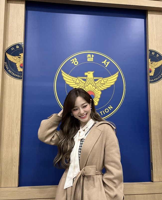 Kim Sejeong tengah membintangi drama Korea A Business Proposal bersama Ahn Hyo Seop. Akting komikalnya sukses mengundang tawa penonton. Netizen Korea langsung menyematkan panggilan ‘Emma Stone Korea’ karena penampilannya dalam drama komedi romantis tersebut. Foto: dok. Instagram @clean_0828