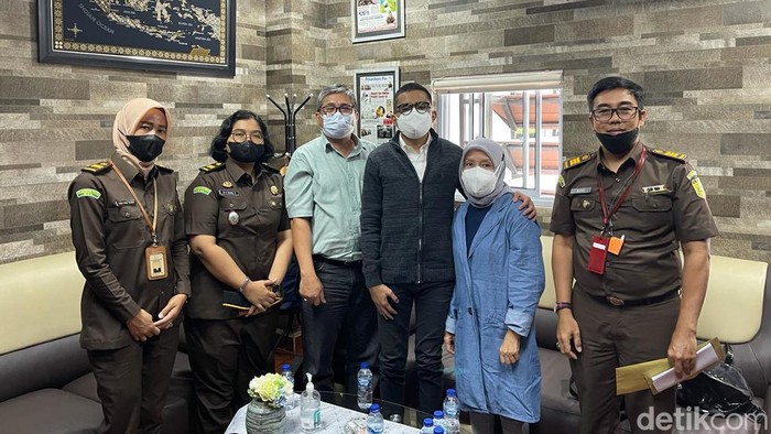 Koruptor membayar denda ke Kejari Pekanbaru untuk disetor ke kas negara