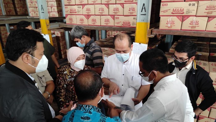 KPPU temukan 1 juta liter minyak goreng tersimpan di gudang di Medan (Arfah-detikcom)