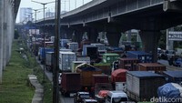 Jalan tol menuju Jakarta ini mengalami kemacetan parah.