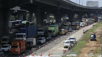 Kemacetan ini dampak dari rekonstruksi bahu jalan yang sedang dalam tahap pengerjaan.