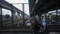 Pantauan detikcom hingga siang ini pukul 13.00 WIB kemacetan masih terjadi.