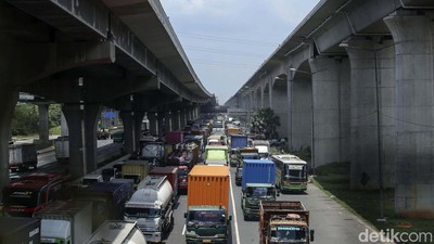 Macet di Tol Jakarta-Cikampek Panjangnya Minta Ampun