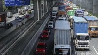 Panjangnya antrean macet ini juga terjadi akibat banyaknya kendaraan. Nampak kendaraan truk besar hingga mobil pribadi berjalan perlahan di tengah kemacetan.