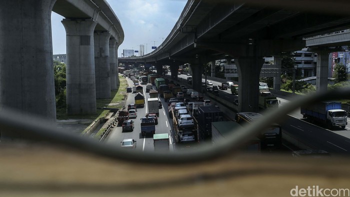 Kemacetan parah terjadi di Tol Jakarta-Cikampek. Kemacetan ini disebabkan adanya rekonstruksi bahu jalan yang sedang dalam pengerjaan.