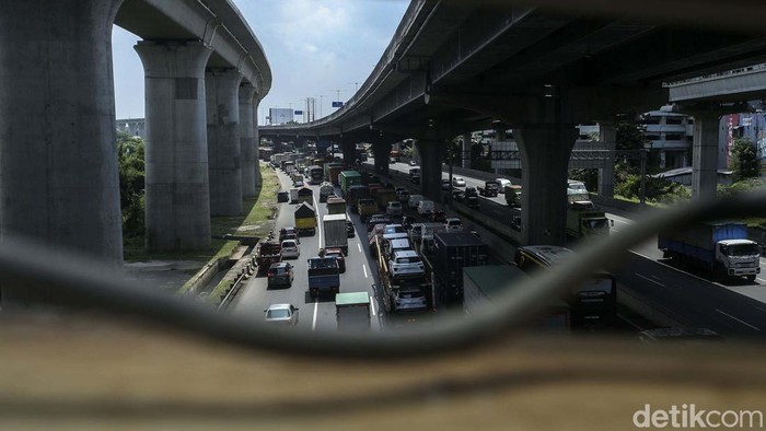 Macet di Tol Jakarta-Cikampek Panjangnya Minta Ampun Kemacetan parah terjadi di Tol Jakarta-Cikampek. Kemacetan ini disebabkan adanya rekonstruksi bahu jalan yang sedang dalam pengerjaan.