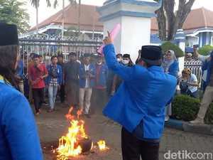 PMII Kembali Demo Bansos di Sampang, Bakar Ban Hingga Dobrak Pagar
