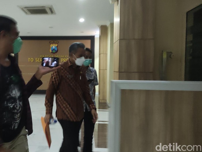 Mantan Sekda Sidoarjo Zaini saat memenuhi panggilan pemeriksaan oleh penyidik KPK