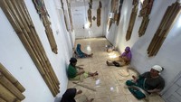 Di Desa Gintangan, Kabupaten Banyuwangi, 80% penduduknya adalah perajin anyaman.