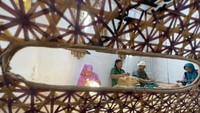 Warga tengah membuat anyaman bambu di Desa Gintangan, Kabupaten Banyuwangi.