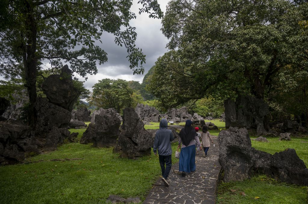 Kawasan wisata prasejarah Leang-Leang, Maros, Sulawesi Selatan, mulai ramai dikunjungi. Tempat ini menyimpan benda-benda purbakala antara 8.000 sampai 3.000 SM.