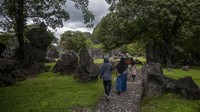 Di Maros juga terdapat obyek wisata Taman Batu Karst, Leang-Leang.