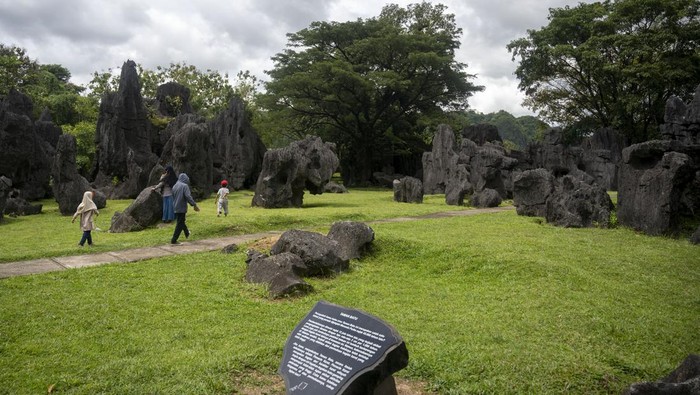Kawasan wisata prasejarah Leang-Leang, Maros, Sulawesi Selatan, mulai ramai dikunjungi. Tempat ini menyimpan benda-benda purbakala antara 8.000 sampai 3.000 SM.