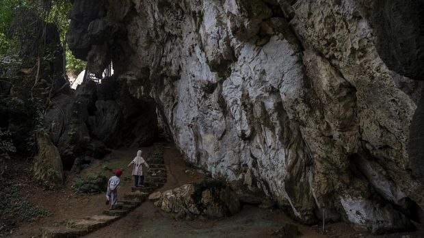 Kawasan wisata prasejarah Leang-Leang, Maros, Sulawesi Selatan, mulai ramai dikunjungi. Tempat ini menyimpan benda-benda purbakala antara 8.000 sampai 3.000 SM.