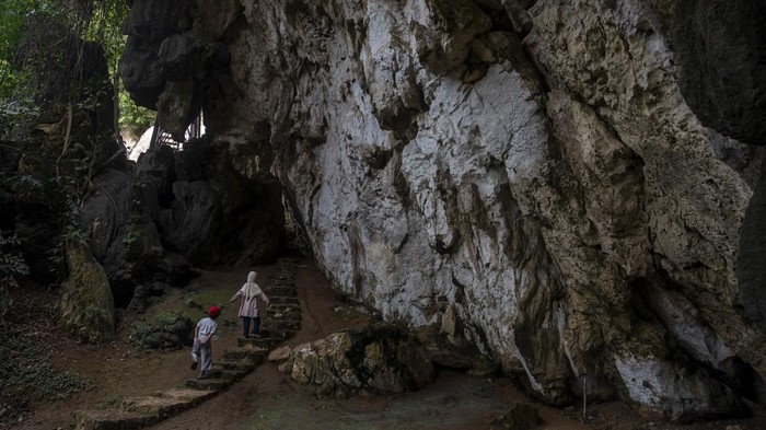 Melihat Kawasan Wisata Prasejarah Leang-Leang Maros Kawasan wisata prasejarah Leang-Leang, Maros, Sulawesi Selatan, mulai ramai dikunjungi. Tempat ini menyimpan benda-benda purbakala antara 8.000 sampai 3.000 SM.