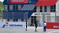 Tim Dorna TV melakukan shooting di area start Pertamina Mandalika International Street Circuit, di Lombok Tengah, NTB.