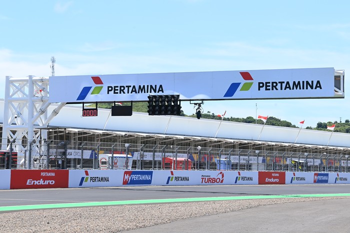 Marshall memasang tanda informasi tikungan di Pertamina Mandalika International Street Circuit, Lombok Tengah, NTB, Kamis (17/3/2022). Ajang balapan MotoGP seri kedua 2022 bertajuk Pertamina Grand Prix of Indonesia akan berlangsung pada 18-20 Maret 2022. ANTARA FOTO/Andika Wahyu.