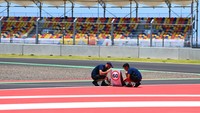 Petugas memasang papan informasi penunjuk kecepatan maksimal di jalur menuju area pit lane Pertamina Mandalika International Street Circuit, di Lombok Tengah, NTB.