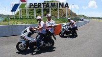 Marshall bersiap memasang tanda informasi tikungan di Pertamina Mandalika International Street Circuit, Lombok Tengah, NTB.