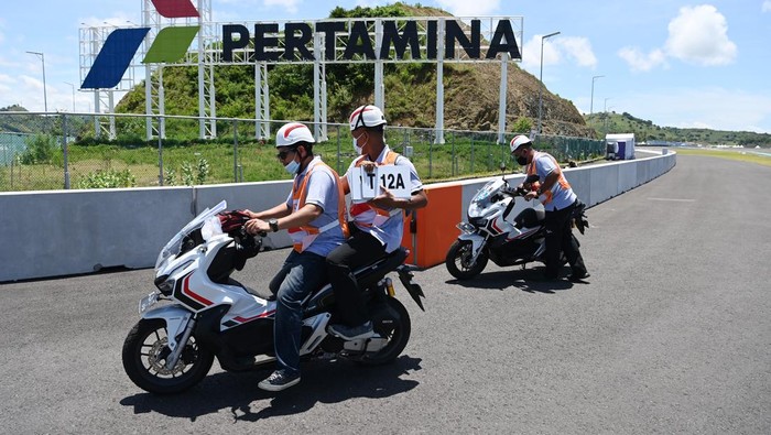 Marshall memasang tanda informasi tikungan di Pertamina Mandalika International Street Circuit, Lombok Tengah, NTB, Kamis (17/3/2022). Ajang balapan MotoGP seri kedua 2022 bertajuk Pertamina Grand Prix of Indonesia akan berlangsung pada 18-20 Maret 2022. ANTARA FOTO/Andika Wahyu.