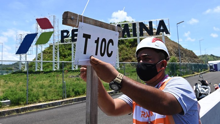 Melihat Persiapan Sirkuit Jelang Balapan MotoGP Mandalika Marshall memasang tanda informasi tikungan di Pertamina Mandalika International Street Circuit, Lombok Tengah, NTB, Kamis (17/3/2022). Ajang balapan MotoGP seri kedua 2022 bertajuk Pertamina Grand Prix of Indonesia akan berlangsung pada 18-20 Maret 2022. ANTARA FOTO/Andika Wahyu.