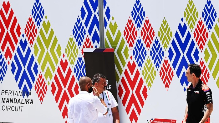 Marshall memasang tanda informasi tikungan di Pertamina Mandalika International Street Circuit, Lombok Tengah, NTB, Kamis (17/3/2022). Ajang balapan MotoGP seri kedua 2022 bertajuk Pertamina Grand Prix of Indonesia akan berlangsung pada 18-20 Maret 2022. ANTARA FOTO/Andika Wahyu.
