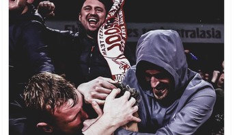 Legenda Liverpool Jamie Carragher pun merayaan kemanangan tim kesayangannya. Foto: Twitter