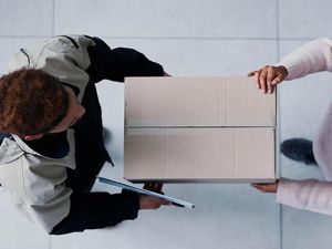 Simak! 5 Hal yang Harus Diperhatikan Saat Terima Paket Online