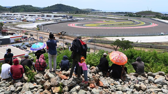 Penantian panjang Indonesia untuk jadi tuan rumah ajang balapan internasional MotoGP berbuah manis. Puluhan pembalap siap melaju di Sirkuit Mandalika pekan ini.