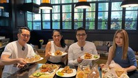 Pria yang dikenal sebagai motivator ini ternyata doyan ngopi di kafe. Bahkan ia sampai memiliki bisnis kopi bernama Howard Coffee. Foto: Instagram @michaelhowardreturn