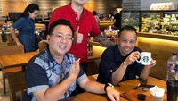 Selain itu, ada juga momennya saat bertemu dengan rekan-rekannya. Mereka pun selalu berkumpul di kafe, salah satunya di kafe populer ini. Foto: Instagram @michaelhowardreturn