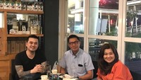 Seperti yang terlihat pada foto ini, bersama dengan dua rekannya Michael Howard nongkrong di kafe sambil berdiskusi tentang kopi.  Foto: Instagram @michaelhowardreturn