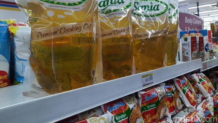 Minyak Goreng kemasan di sejumlah pasar modern di Surabaya bermunculan ketika harganya mahal