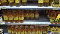 Minyak goreng kemasan sempat menjadi barang langka saat HET ditetapkan Rp 14 ribu per liter. Esti Widiyana/detikcom
