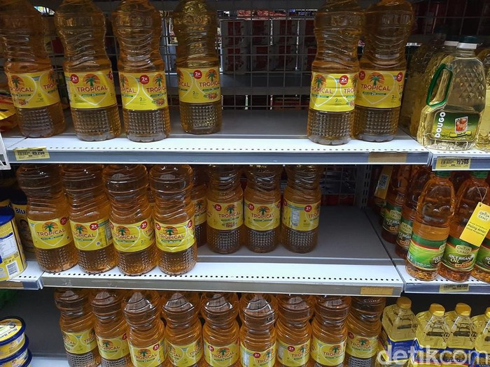 Minyak Goreng kemasan di sejumlah pasar modern di Surabaya bermunculan ketika harganya mahal