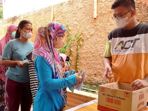 Operasi Pasar Minyak Goreng Murah di Rumah Wawalkot Cilegon Diserbu Warga