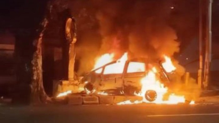 Mobil Honda Jazz terbakar di Jl Pakubuwono, Kebayoran Baru, Jaksel, Kais (17/3/2022).