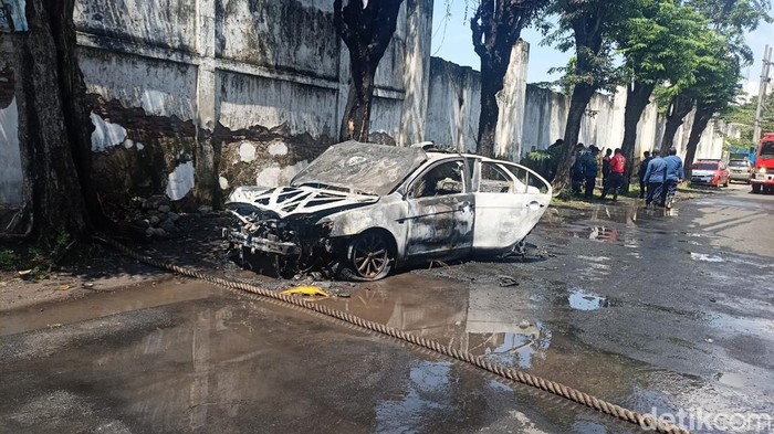 Mobil Patroli Polisi Terbakar Habis di Depan Balur Jaltim
