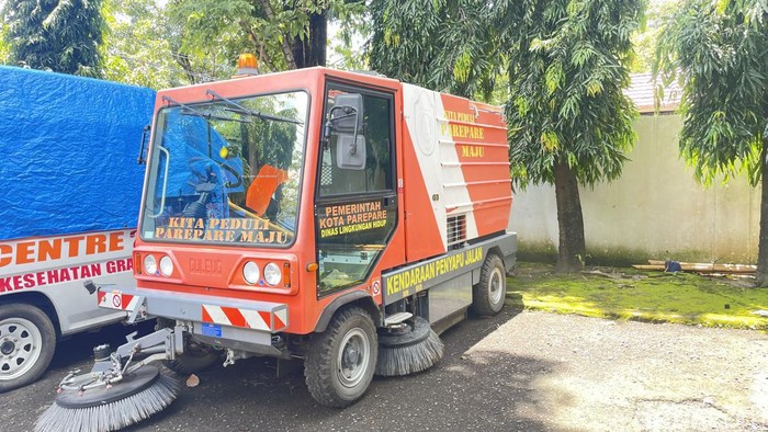 Mobil penyapu jalanan milik Pemkot Parepare