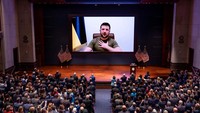 Seperti dilansir Reuters dan AFP, Kamis (17/3/2022), Zelensky menyampaikan pidatonya secara virtual yang ditayangkan dalam layar besar di hadapan para anggota parlemen AS pada Rabu (16/3) waktu AS. (REUTERS/POOL)