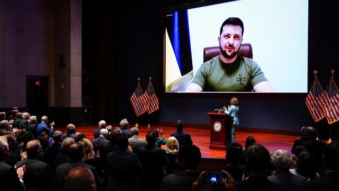 Momen Emosional Presiden Ukraina Memohon Bantuan di Kongres AS Ukraine?s President Volodymyr Zelenskiy delivers a video address to senators and members of the House of Representatives gathered in the Capitol Visitor Center Congressional Auditorium at the U.S. Capitol in Washington, U.S., March 16, 2022. REUTERS/Sarah Silbiger/Pool