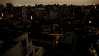 Penampakan rumah dan bangunan di Toshima, Tokyo, yang sebagian besar gelap karena listrik yang padam imbas gempa berkekuatan M 7,3 mengguncang kawasan Jepang, Rabu (16/3/2022). REUTERS/Issei Kato.