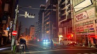 Tokyo jadi salah satu kawasan yang terdampak mati listrik. Lampu-lampu yang biasanya menghiasi salah satu kota paling sibuk di dunia itu tampak mati pada Rabu (16/3) malam usai Jepang diguncang gempa berkekuatan M 7,3. Kyodo News via AP.