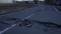 Selain di Shiroishi, ruas jalan di kawasan Soma, Prefektur Fukushima juga tampak rusak imbas gempa M 7,3 yang mengguncang kawasan tersebut. Kyodo/via REUTERS.